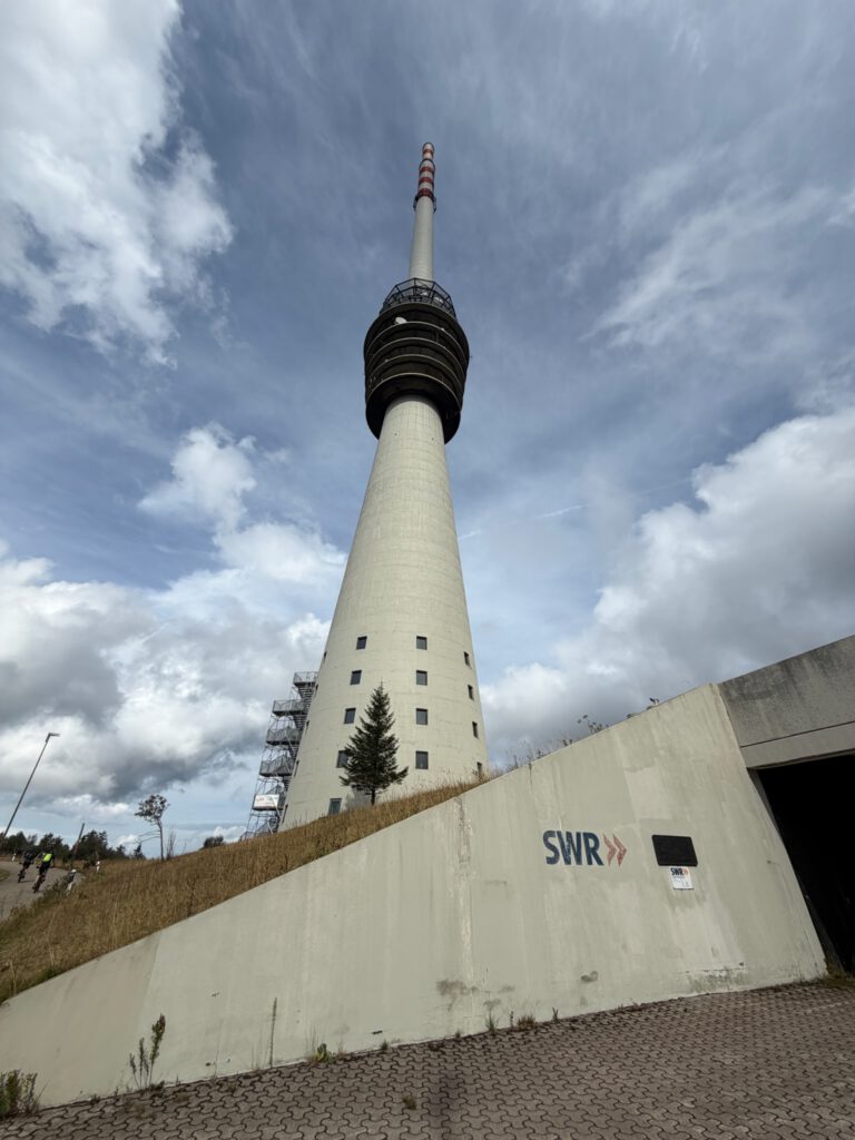 Der SWR-Fernmeldeturm auf der Hornisgrinde vor bewölktem Himmel