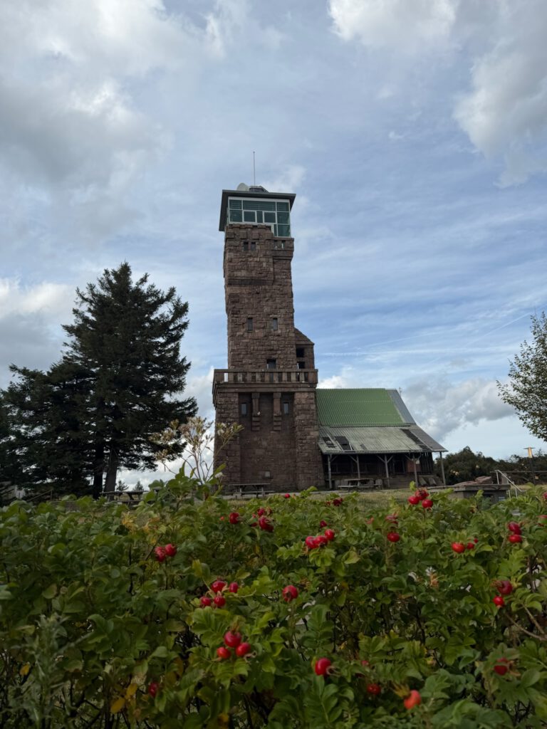 Der Bismarckturm auf der Hornisgrinde neben dem Dach der Grinde-Hütte