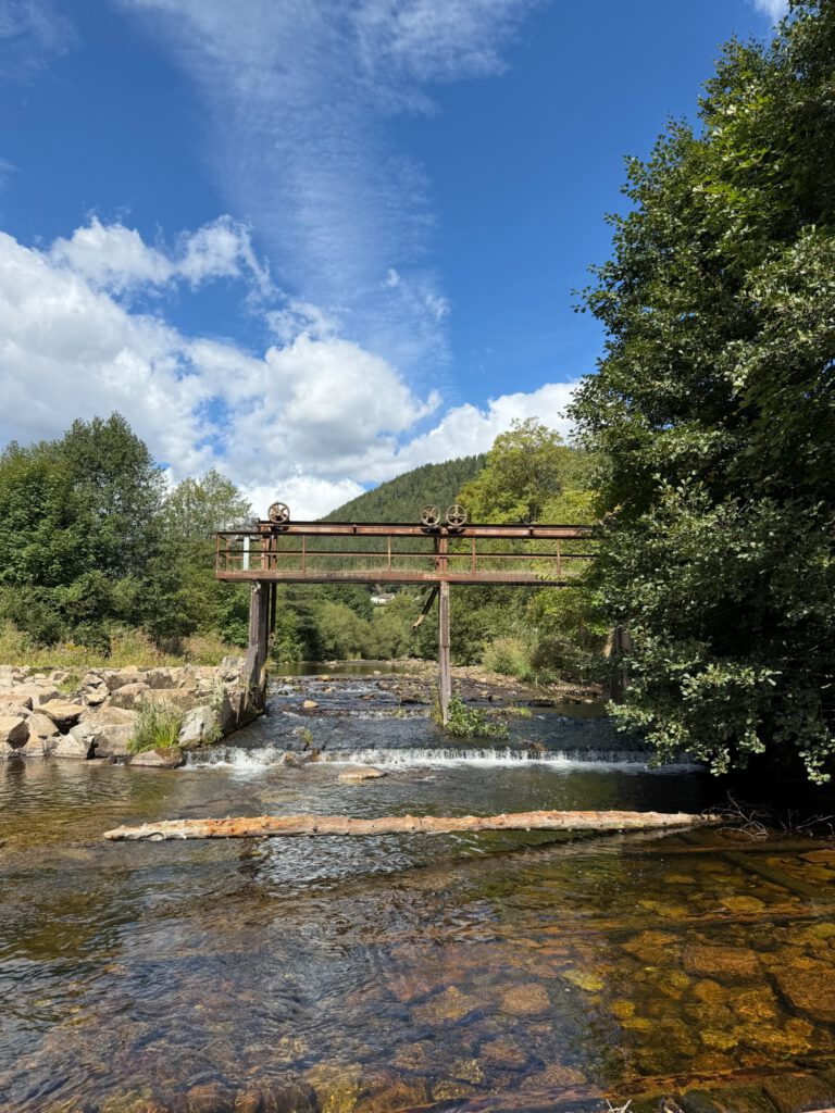 Eine alte Rohrbrücke mit Absperrventilen über die Murg in Mitteltal